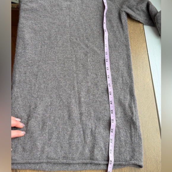 Club Monaco Women’s Gray Long Sleeve Cashmere Sweater Size Small - Picture 8 of 8